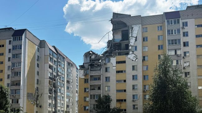 Сотрудники МЧС РФ и местные жители на месте взрыва бытового газа в подъезде 10-этажного жилого дома в Саратове