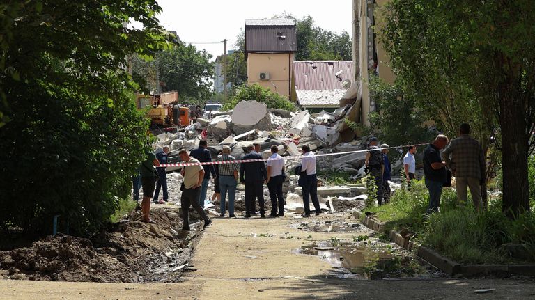 Последствия взрыва бытового газа в подъезде 10-этажного жилого дома в Саратове