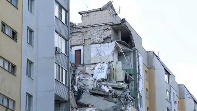 Последствия взрыва бытового газа в подъезде 10-этажного жилого дома в Саратове