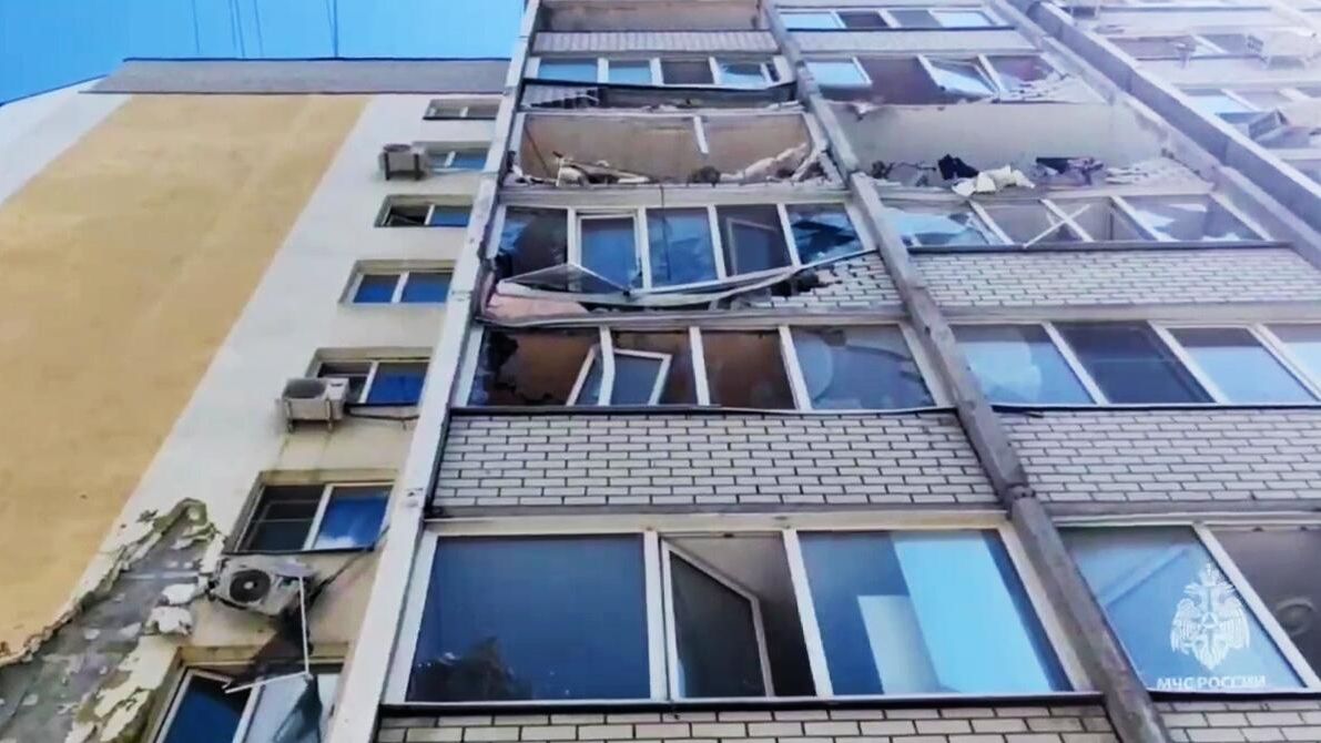 Последствия взрыва бытового газа в подъезде 10-этажного жилого дома в Саратове Последствия взрыва бытового газа в подъезде 10-этажного жилого дома в Саратове - РИА Новости, 1920, 25.07.2025
