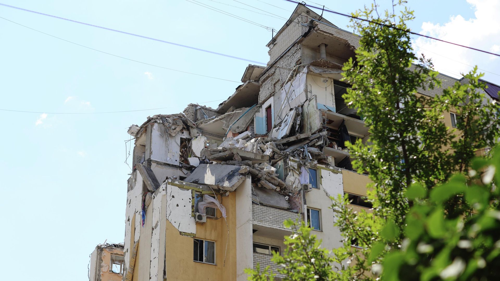 Последствия взрыва бытового газа в подъезде 10-этажного жилого дома в Саратове Последствия взрыва бытового газа в подъезде 10-этажного жилого дома в Саратове - РИА Новости, 1920, 05.08.2025
