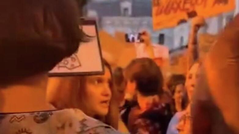 В нардепа Верховной рады Украины Марьяну Безуглую плюнули во время акции протеста. Кадр видео из соцсетей В нардепа Верховной рады Украины Марьяну Безуглую плюнули во время акции протеста. Кадр видео из соцсетей - РИА Новости, 1920, 25.07.2025
