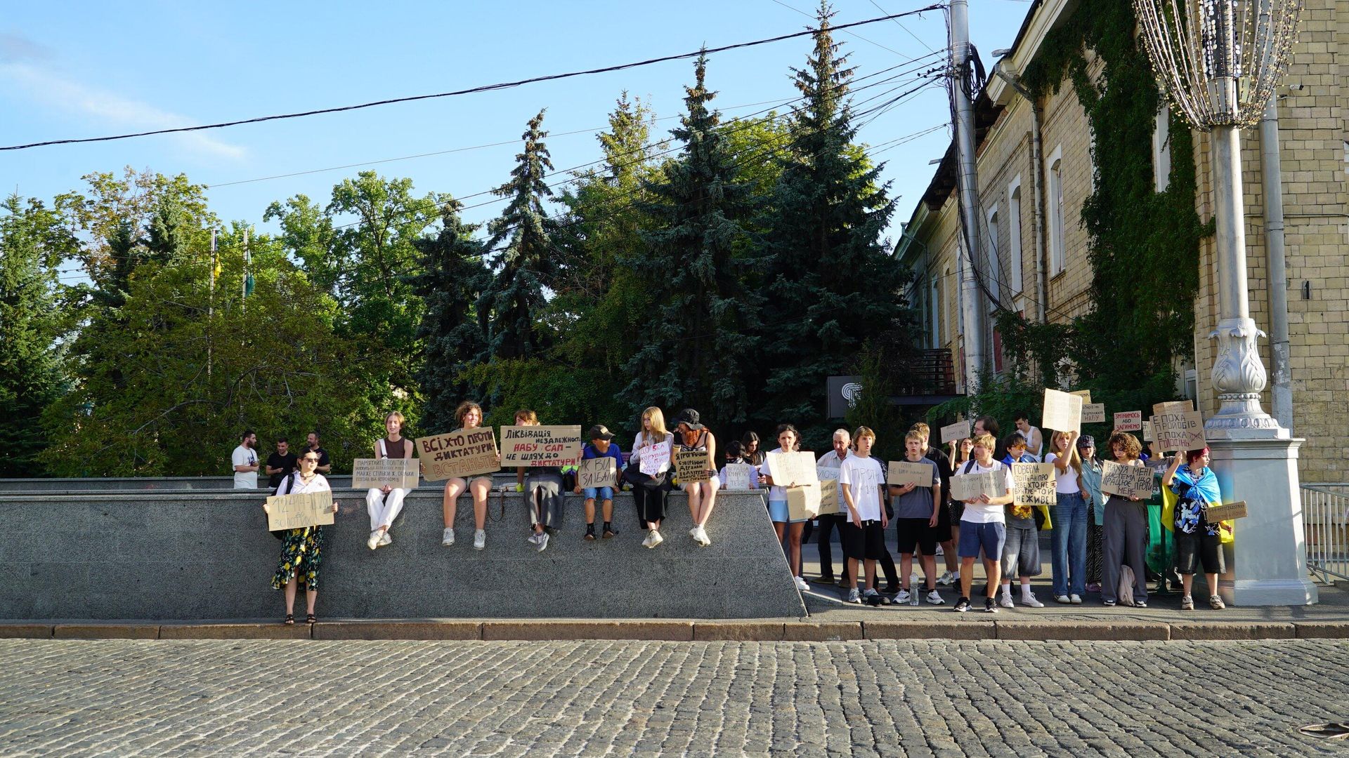 Участники акции протеста из-за закона, отменяющего независимость НАБУ и САП, в Харькове, Украина Участники акции протеста из-за закона, отменяющего независимость НАБУ и САП, в Харькове, Украина - РИА Новости, 1920, 25.07.2025