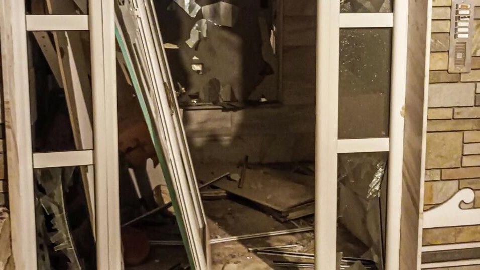 Последствия взрыва возле входа в многоквартирный дом в Салониках Последствия взрыва возле входа в многоквартирный дом в Салониках - РИА Новости, 1920, 26.07.2025