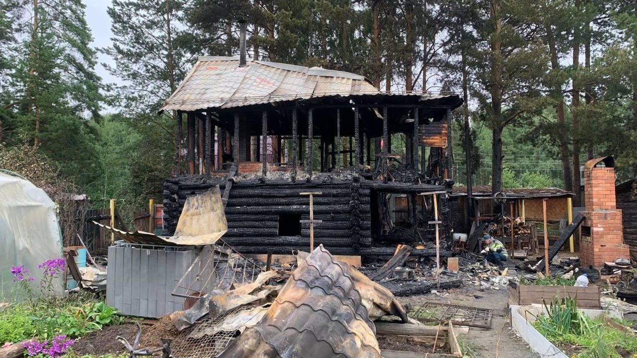 Последствия пожара в частном доме в селе Горный щит под Екатеринбургом. 26 июля 2025 Последствия пожара в частном доме в селе Горный щит под Екатеринбургом. 26 июля 2025 - РИА Новости, 1920, 26.07.2025