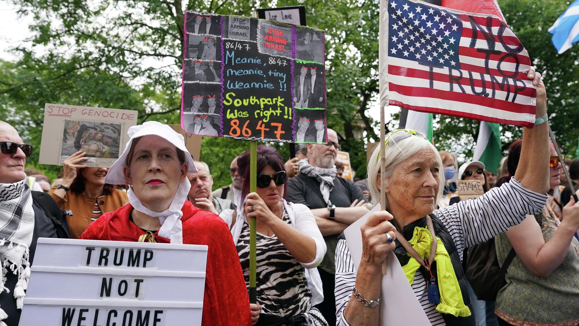 Участники акции протеста против Дональда Трампа в Эдинбурге Участники акции протеста против Дональда Трампа в Эдинбурге - РИА Новости, 1920, 26.07.2025