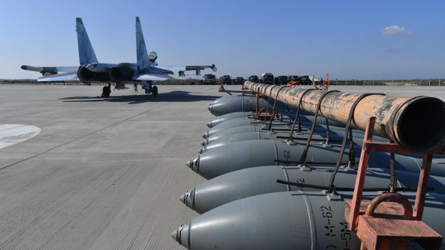 Авиабомбы ФАБ-500 на аэродроме, где базируются самолеты ВКС России
