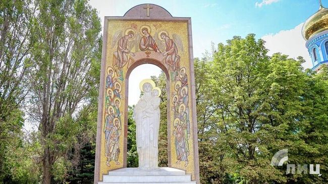 Памятник Божьей матери у храма Луганска Умиление Памятник Божьей матери у храма Луганска Умиление
