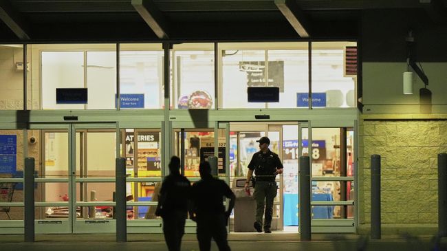 Экстренные службы перед зданием магазина Walmart, где произошло нападение с ножом в штате Мичиган. 27 июля 2025