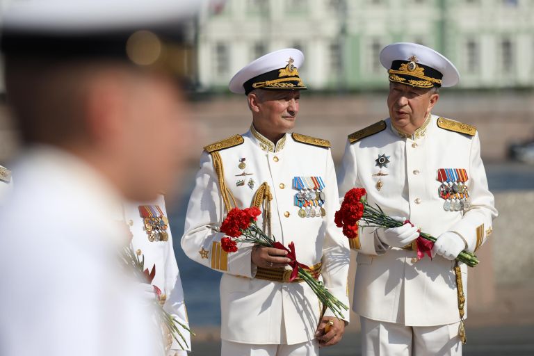 Военнослужащие ВМФ РФ на церемонии возложения цветов к памятнику Петру I в Санкт-Петербурге в честь празднования Дня Военно-Морского Флота