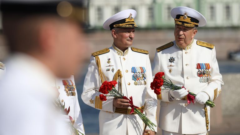 Военнослужащие ВМФ РФ на церемонии возложения цветов к памятнику Петру I в Санкт-Петербурге в честь празднования Дня Военно-Морского Флота Военнослужащие ВМФ РФ на церемонии возложения цветов к памятнику Петру I в Санкт-Петербурге в честь празднования Дня Военно-Морского Флота