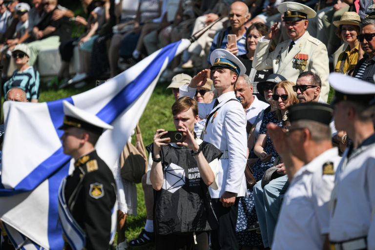 Военнослужащие ВМФ РФ и посетители на праздновании Дня Военно-Морского Флота на Северном речном вокзале