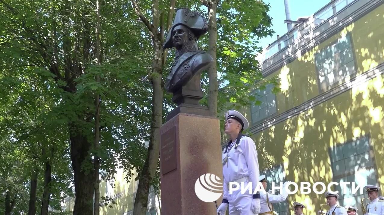 Открытие на территории Главного Адмиралтейства в Санкт-Петербурге бюста адмиралу Ушакову Открытие на территории Главного Адмиралтейства в Санкт-Петербурге бюста адмиралу Ушакову - РИА Новости, 1920, 27.07.2025
