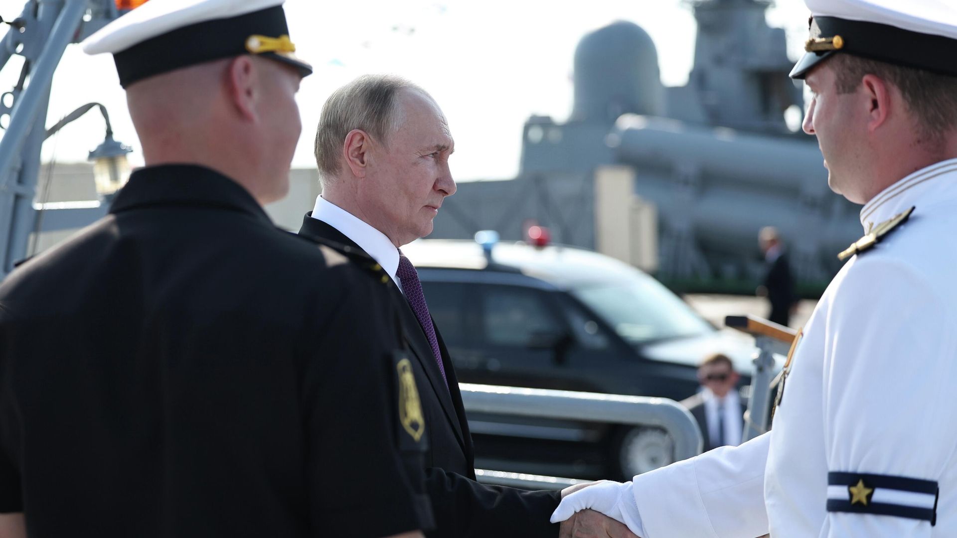 Президент РФ, верховный главнокомандующий ВС РФ Владимир Путин поднялся на борт фрегата Адмирал Григорович в День Военно-морского флота РФ. 27 июля 2025 Президент РФ, верховный главнокомандующий ВС РФ Владимир Путин поднялся на борт фрегата Адмирал Григорович в День Военно-морского флота РФ. 27 июля 2025 - РИА Новости, 1920, 27.07.2025