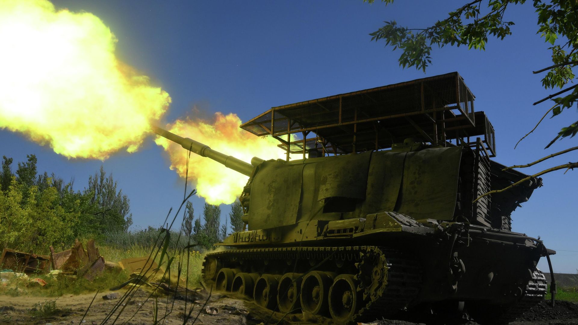 Боевая работа самоходной артиллерийской установки 2С19 Мста-С в зоне СВО - РИА Новости, 1920, 31.07.2025