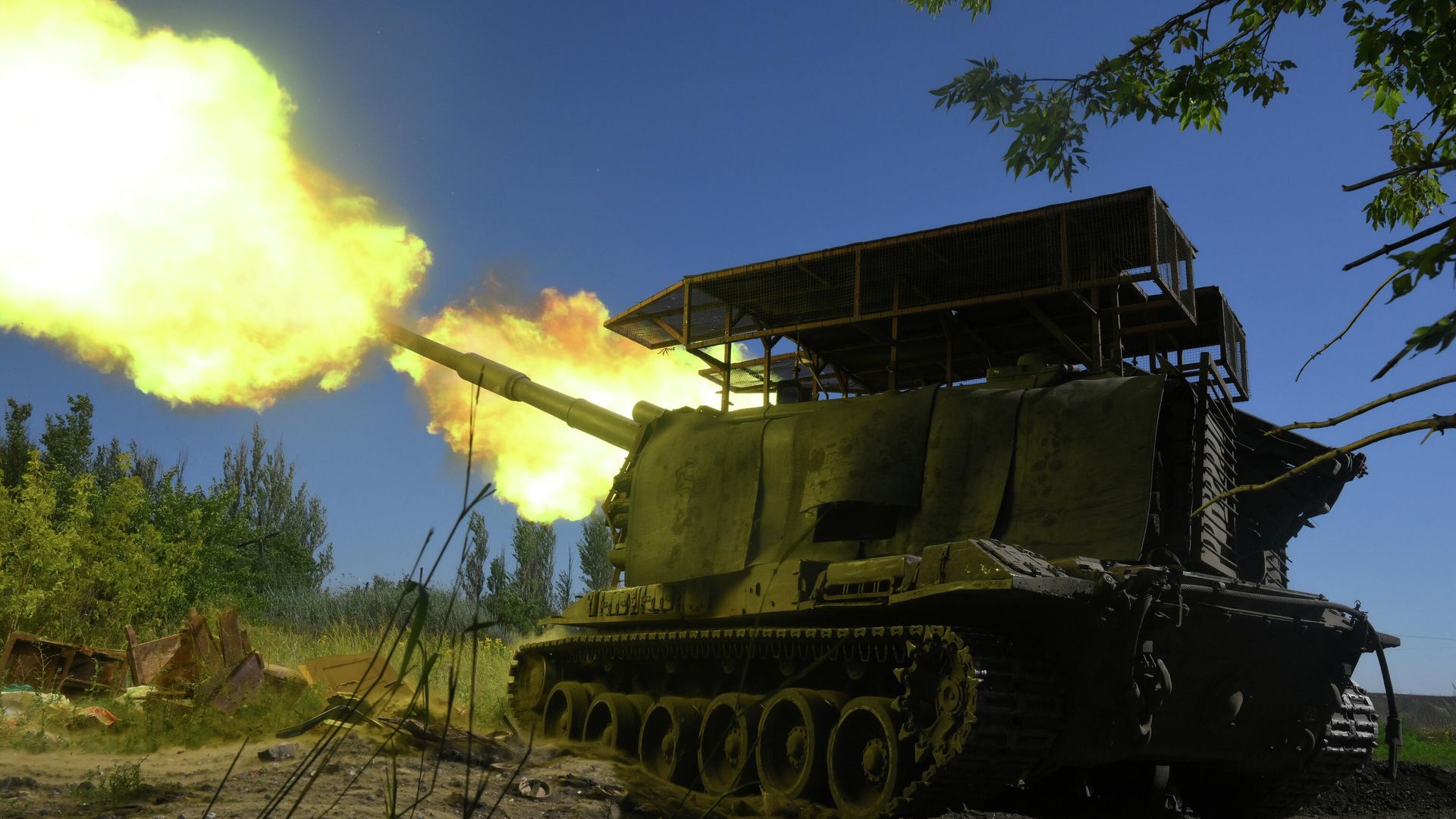 Боевая работа самоходной артиллерийской установки 2С19 Мста-С в зоне СВО Боевая работа самоходной артиллерийской установки 2С19 Мста-С в зоне СВО - РИА Новости, 1920, 05.10.2026