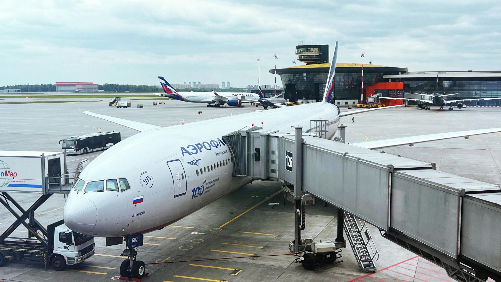 Самолет Boeing 777-300 авиакомпании Аэрофлот в международном аэропорту Шереметьево Самолет Boeing 777-300 авиакомпании Аэрофлот в международном аэропорту Шереметьево - РИА Новости, 1920, 28.07.2025