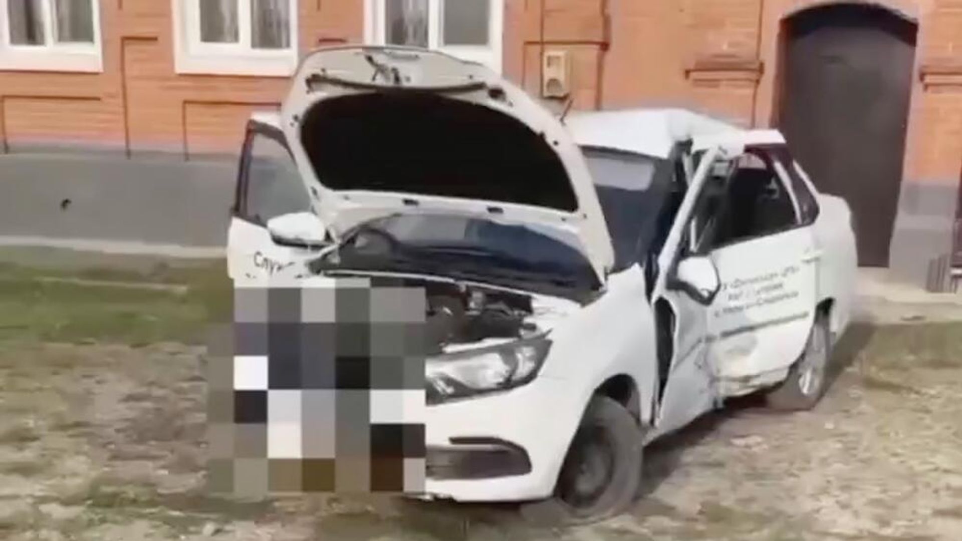 Автомобиль, на котором был сбит велосипедист в городе Дигора Северной Осетии. Кадр видео Автомобиль, на котором был сбит велосипедист в городе Дигора Северной Осетии. Кадр видео - РИА Новости, 1920, 28.07.2025