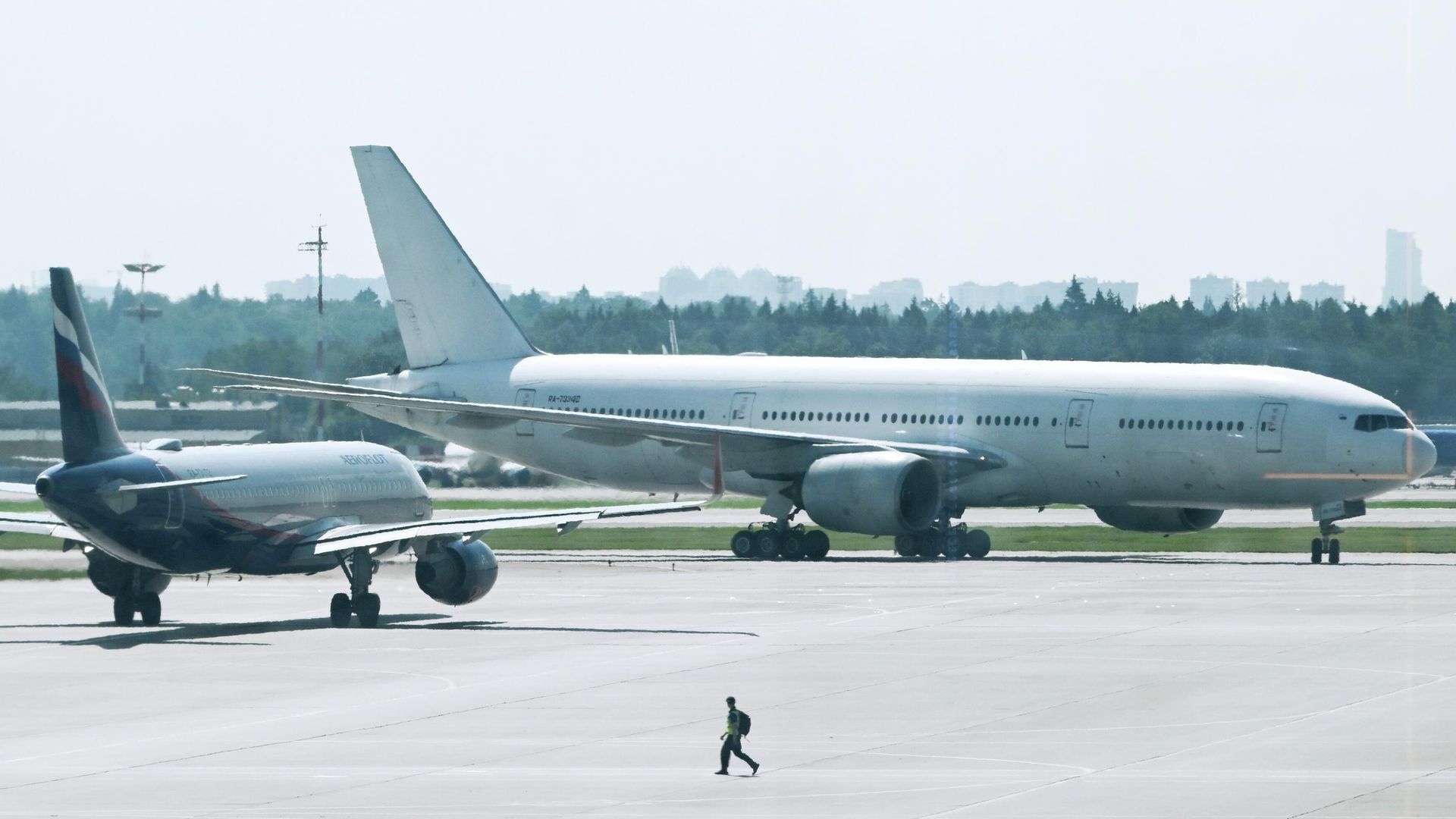Самолет Boeing 777, совершивший рейс Пхеньян-Москва, в аэропорту Шереметьево Самолет Boeing 777, совершивший рейс Пхеньян-Москва, в аэропорту Шереметьево - РИА Новости, 1920, 29.07.2025
