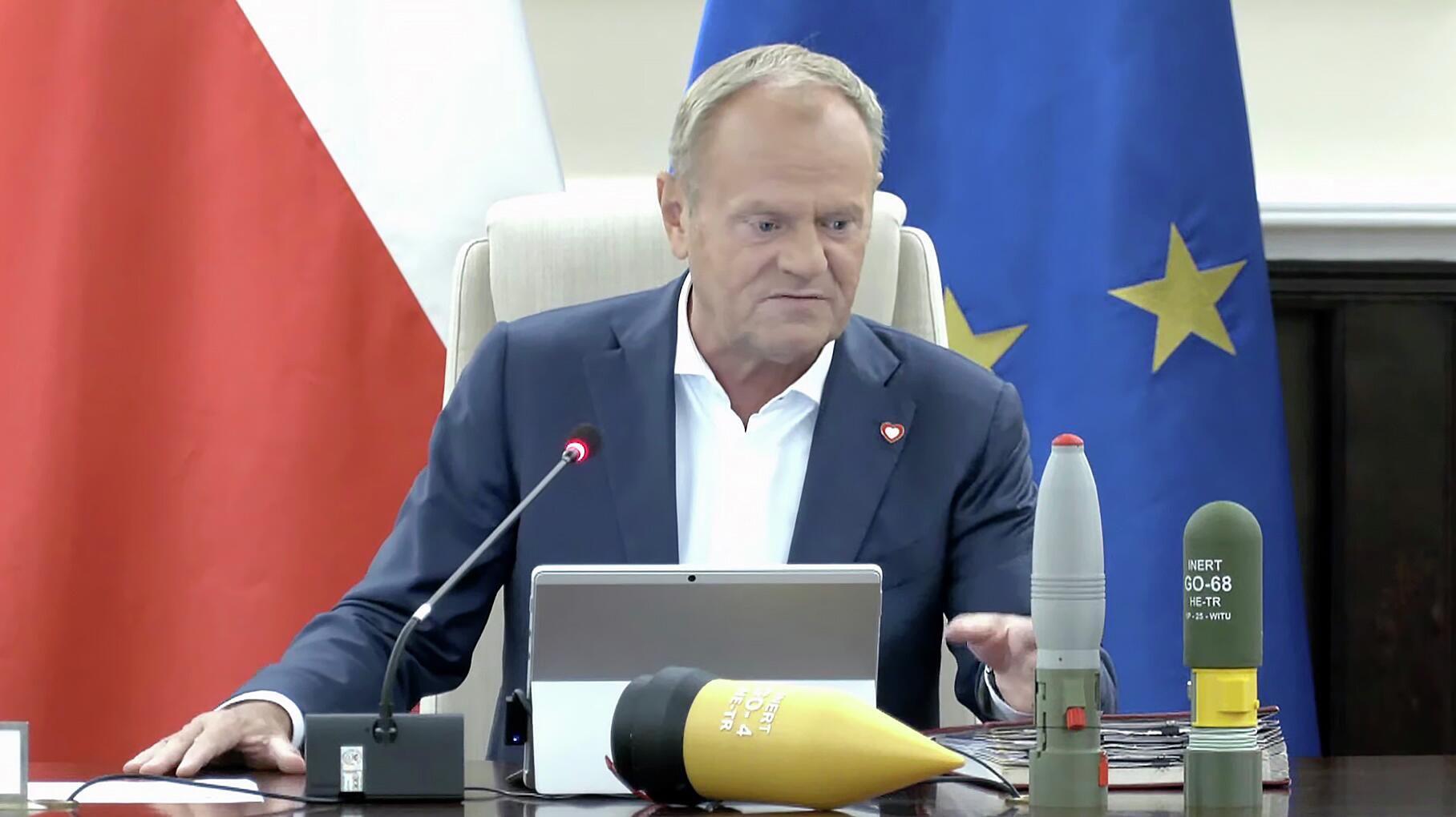 Премьер-министр Польши Дональд Туск принес на заседание правительства боевые части дронов. Кадр трансляции Премьер-министр Польши Дональд Туск принес на заседание правительства боевые части дронов. Кадр трансляции - РИА Новости, 1920, 17.09.2025