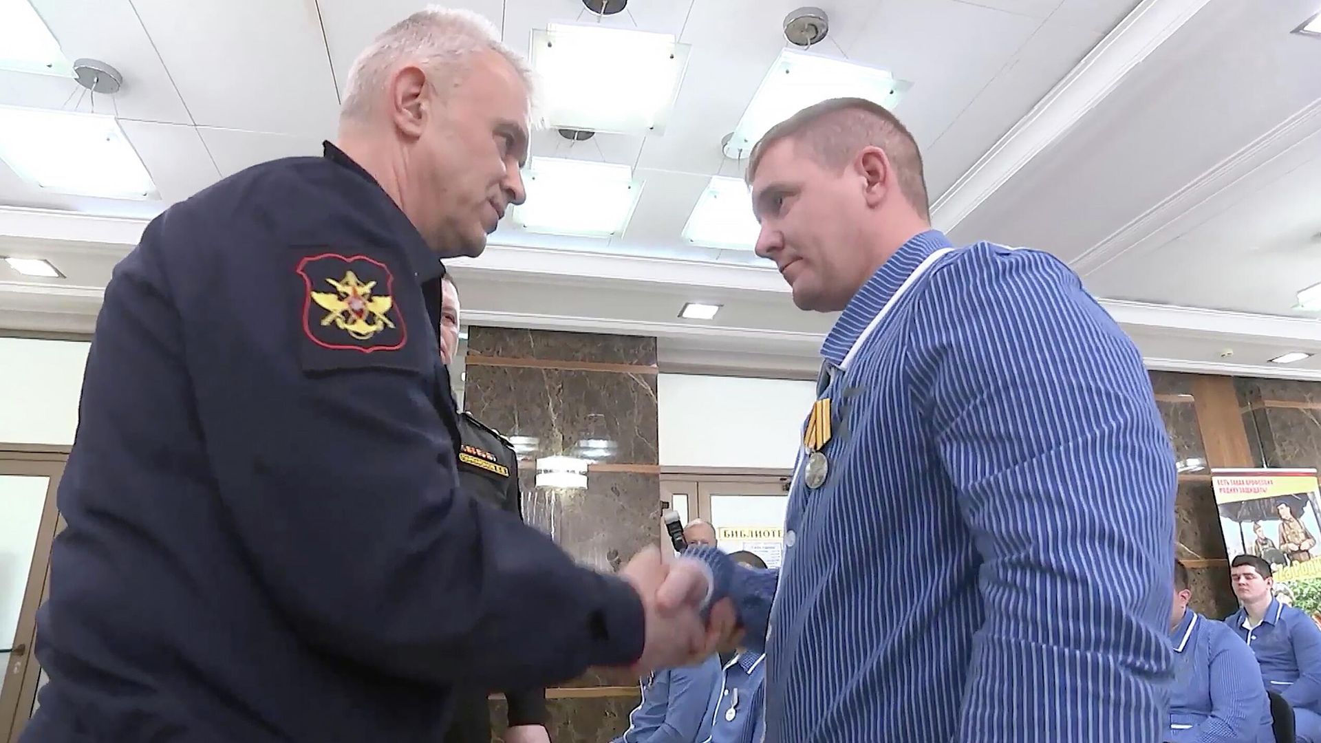 Начальник Управления военного образования МО РФ генерал-майор Игорь Муравлянников вручил дипломы о прохождении дополнительного профобразования, а также государственные и ведомственные награды участникам СВО. Кадр видео - РИА Новости, 1920, 29.07.2025