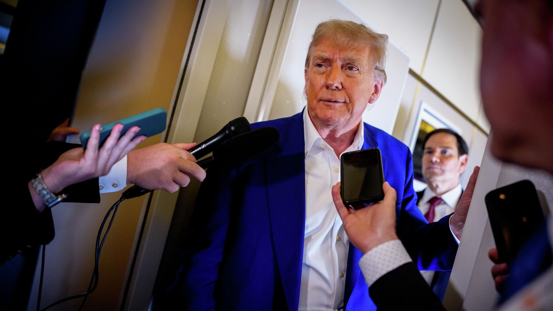 Президент США Дональд Трамп во время беседы с журналистами на борту президентского самолета Президент США Дональд Трамп во время беседы с журналистами на борту президентского самолета - РИА Новости, 1920, 29.07.2025