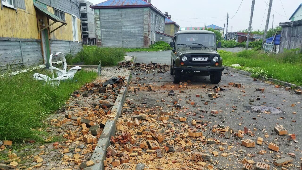 Печные трубы развалились в домах в Северо-Курильске во время сильнейшего землетрясения Печные трубы развалились в домах в Северо-Курильске во время сильнейшего землетрясения - РИА Новости, 1920, 04.08.2025