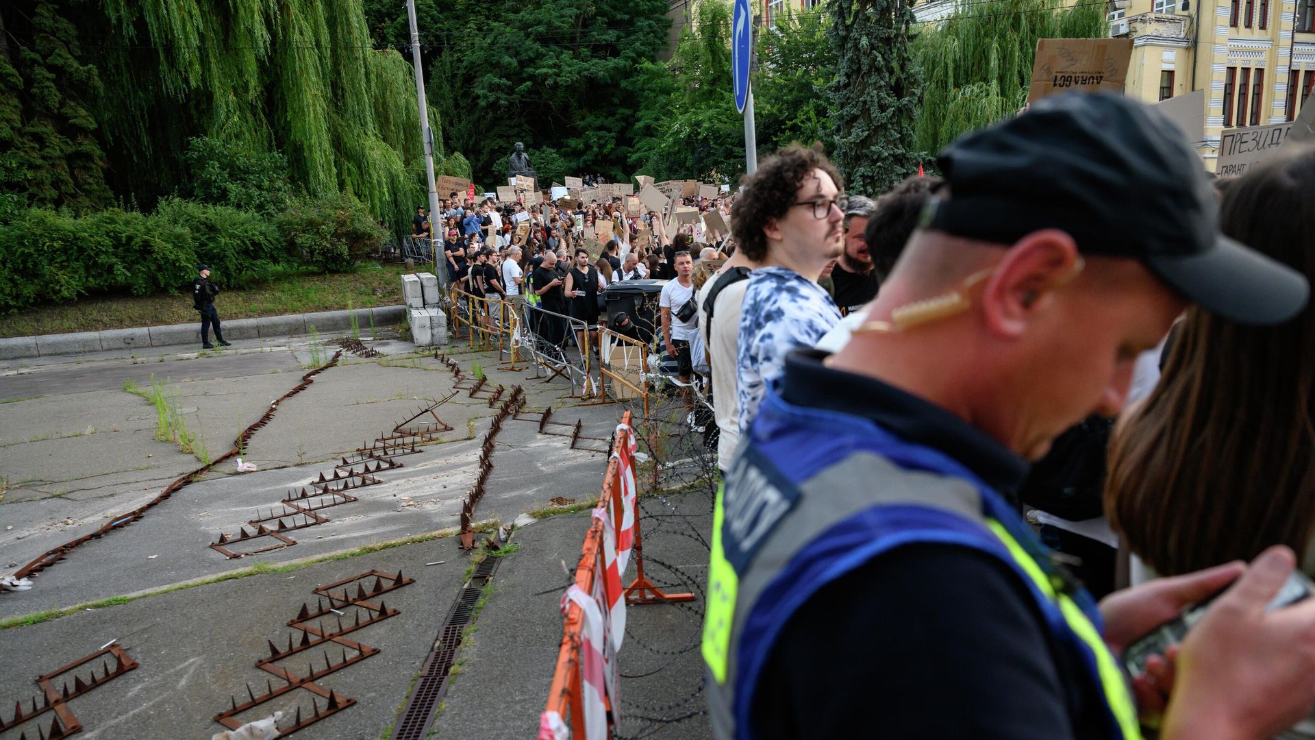 Акция протеста против ограничения полномочий антикоррупционных ведомств в Киеве Акция протеста против ограничения полномочий антикоррупционных ведомств в Киеве - РИА Новости, 1920, 30.07.2025