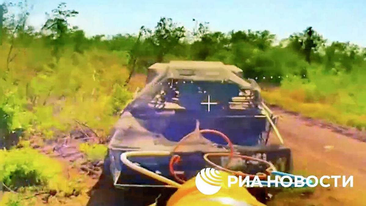 Кадр видео уничтожения бронеавтомобиля HMMWV на Константиновском направлении  - РИА Новости, 1920, 30.07.2025