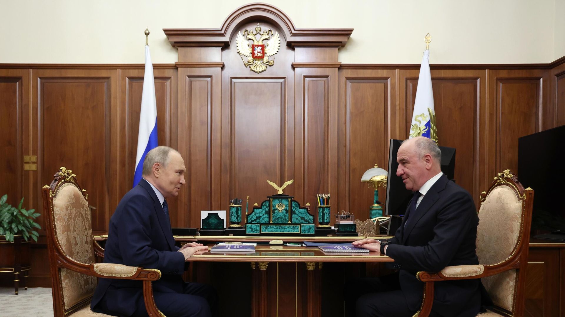 Президент РФ Владимир Путин и глава Карачаево-Черкесской Республики Рашид Темрезов во время встречи Президент РФ Владимир Путин и глава Карачаево-Черкесской Республики Рашид Темрезов во время встречи - РИА Новости, 1920, 30.07.2025