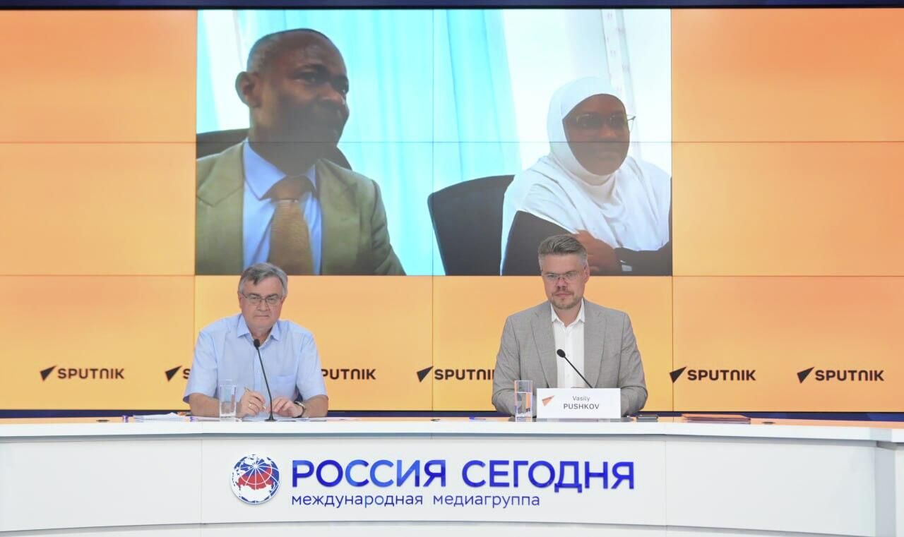 Советник исполнительного директора Алексис Кумба и директор по международному сотрудничеству Sputnik Василий Пушков во время подписания соглашения о сотрудничестве между информационным агентством и радио Sputnik и Агентством Печати Габона (AGP)  - РИА Новости, 1920, 30.07.2025