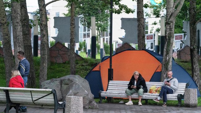 Местные жители в парке Победы в Петропавловске-Камчатском после землетрясения Местные жители в парке Победы в Петропавловске-Камчатском после землетрясения
