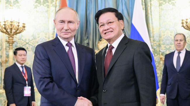 Президент РФ Владимир Путин и президент Лаоса Тхонглун Сисулит