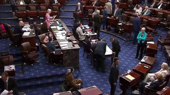 Сенатор-демократ упала при голосовании против военных поставок США в Израиль