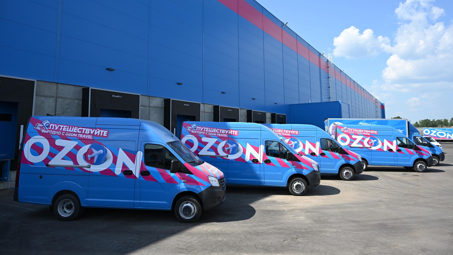 Машины у оптово-распределительного центра группы компаний Ozon - РИА Новости, 1920, 22.09.2026