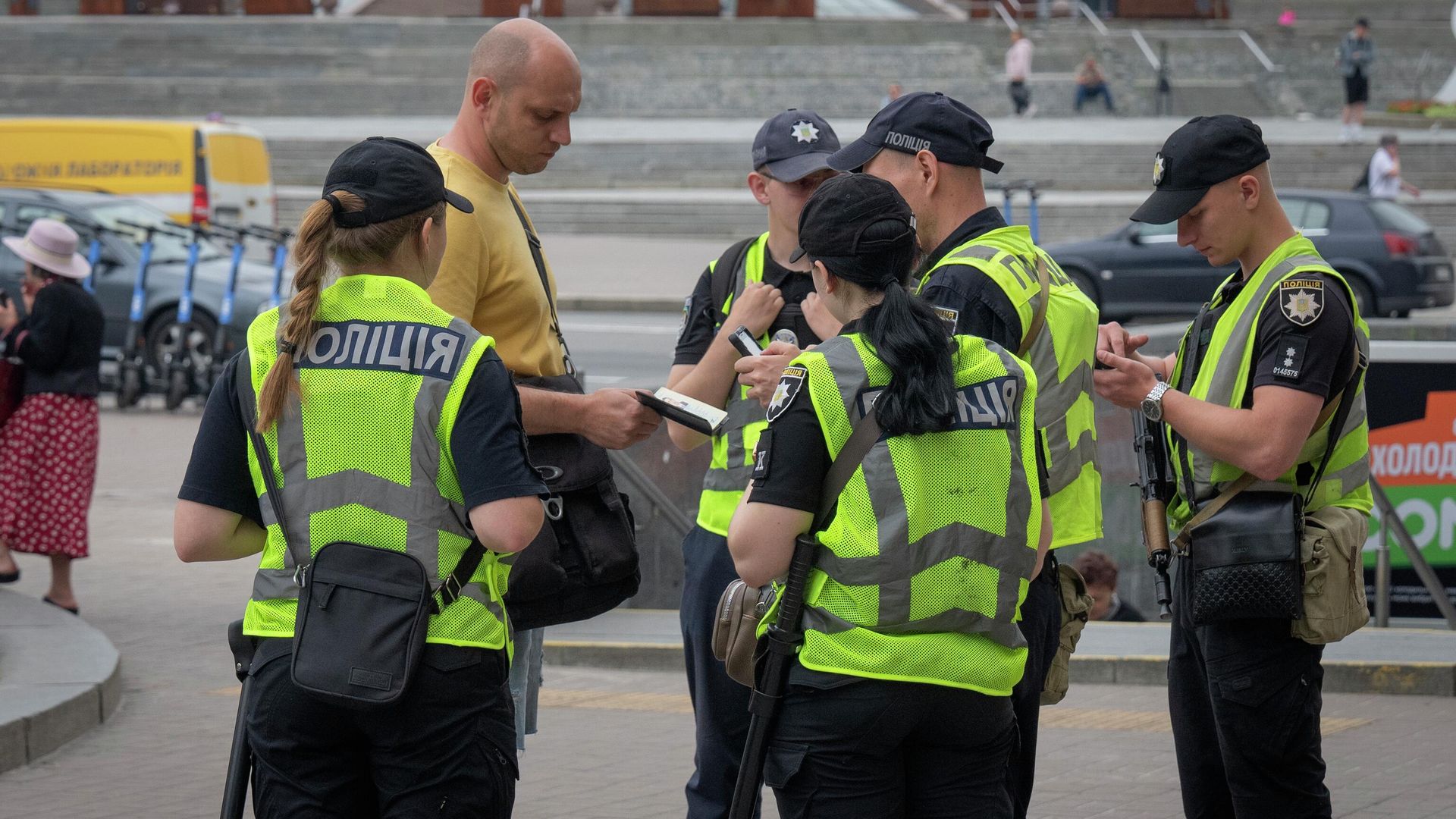 Сотрудники полиции проверяют документы у мужчины в Киеве, Украина Сотрудники полиции проверяют документы у мужчины в Киеве, Украина - РИА Новости, 1920, 31.08.2025