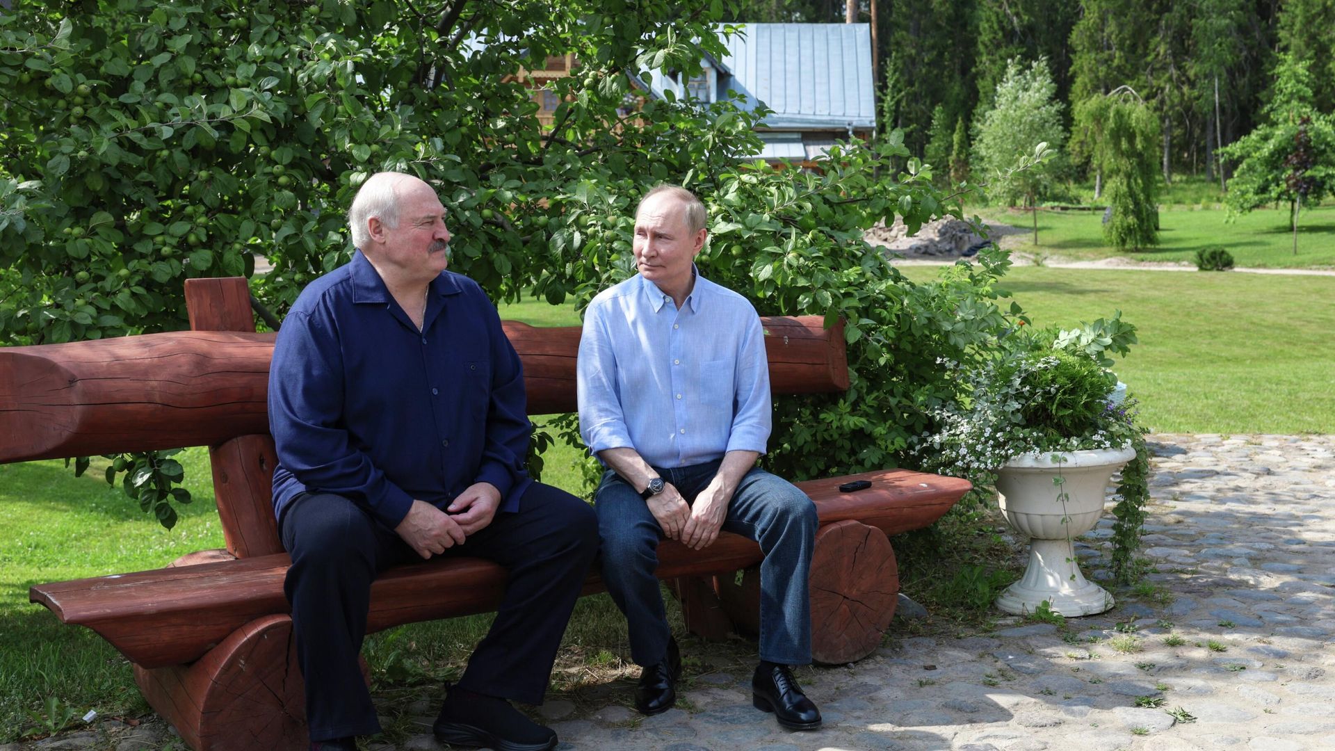 Президент РФ Владимир Путин и президент Белоруссии Александр Лукашенко во время посещения Смоленского скита Спасо-Преображенского Валаамского ставропигиального мужского монастыря. 1 августа 2025 Президент РФ Владимир Путин и президент Белоруссии Александр Лукашенко во время посещения Смоленского скита Спасо-Преображенского Валаамского ставропигиального мужского монастыря. 1 августа 2025 - РИА Новости, 1920, 01.08.2025