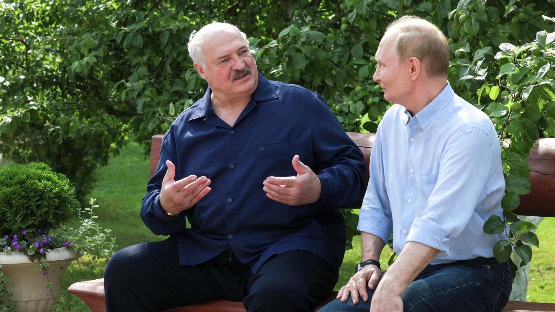 Президент РФ Владимир Путин и президент Белоруссии Александр Лукашенко во время посещения Смоленского скита Спасо-Преображенского Валаамского ставропигиального мужского монастыря. 1 августа 2025 Президент РФ Владимир Путин и президент Белоруссии Александр Лукашенко во время посещения Смоленского скита Спасо-Преображенского Валаамского ставропигиального мужского монастыря. 1 августа 2025 - РИА Новости, 1920, 01.08.2025
