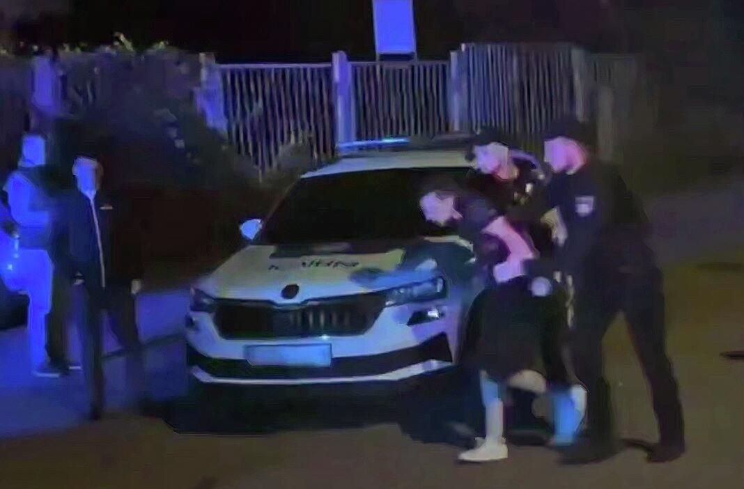 Задержание на акции протеста против ТЦК в Виннице. Кадр видео из соцсетей Задержание на акции протеста против ТЦК в Виннице. Кадр видео из соцсетей - РИА Новости, 1920, 08.04.2026
