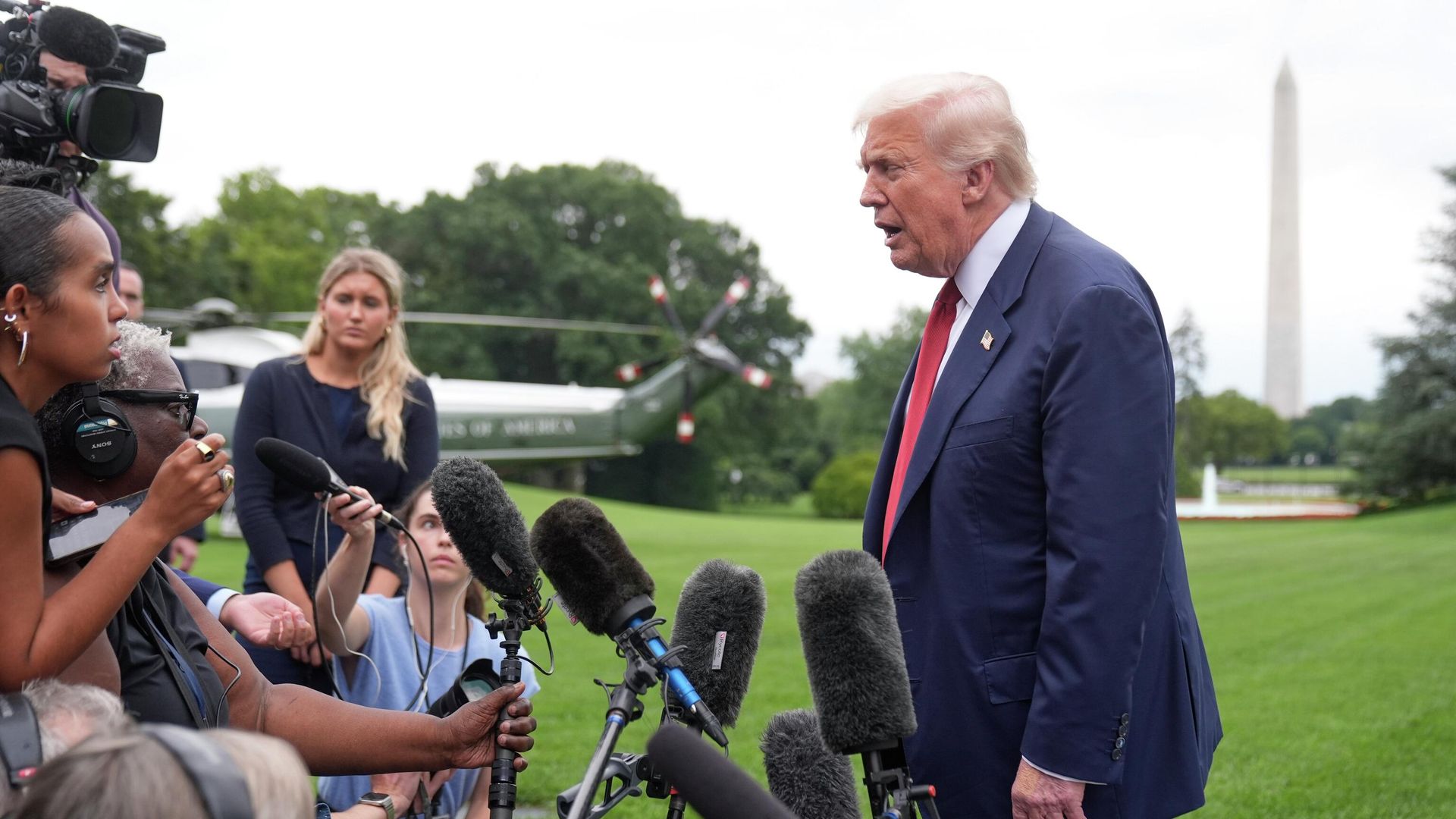 Президент США Дональд Трамп беседует с журналистами на Южной лужайке Белого дома. 1 августа 2025 Президент США Дональд Трамп беседует с журналистами на Южной лужайке Белого дома. 1 августа 2025 - РИА Новости, 1920, 02.08.2025