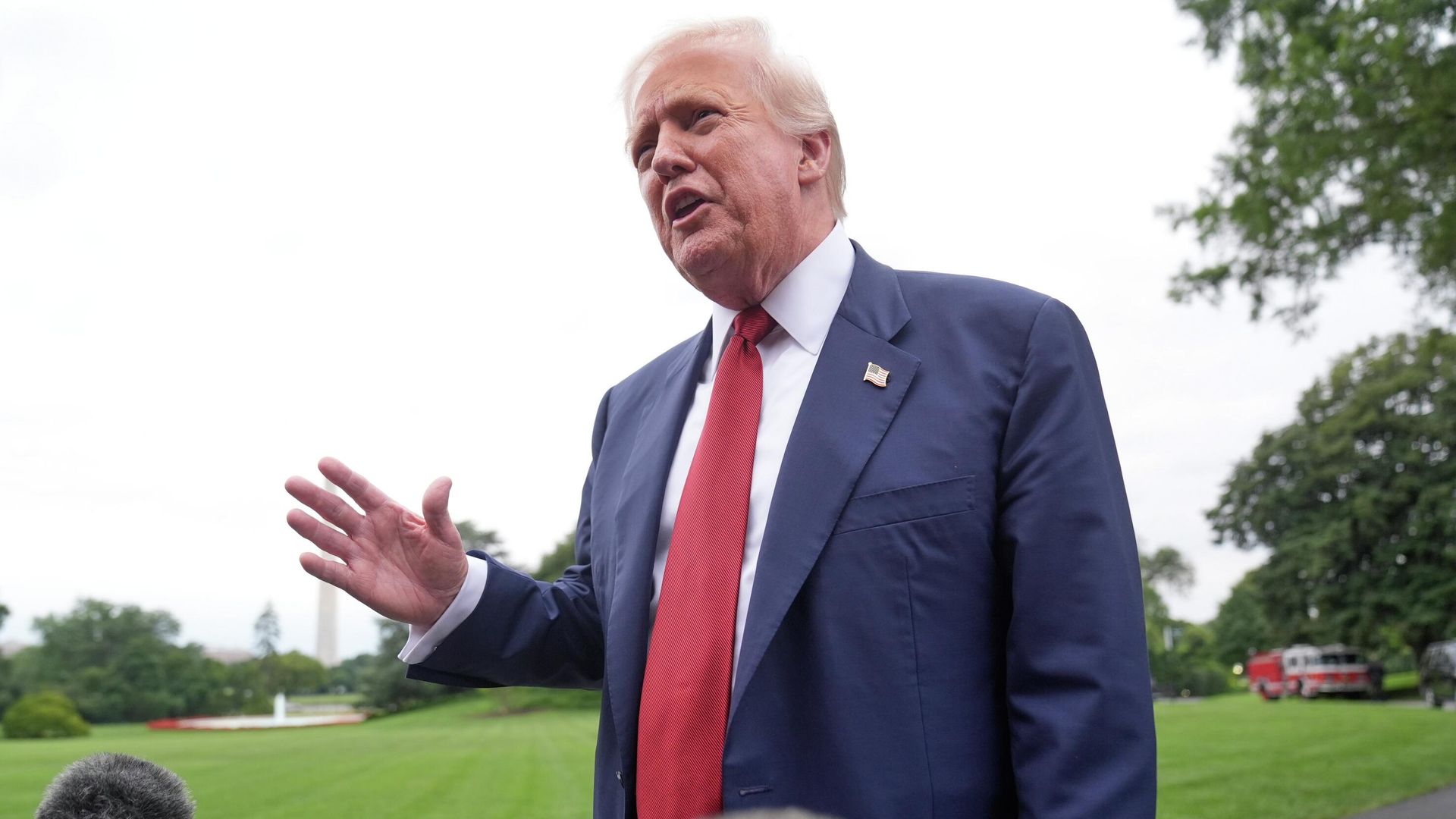 Президент США Дональд Трамп беседует с журналистами на Южной лужайке Белого дома. 1 августа 2025 Президент США Дональд Трамп беседует с журналистами на Южной лужайке Белого дома. 1 августа 2025 - РИА Новости, 1920, 02.08.2025