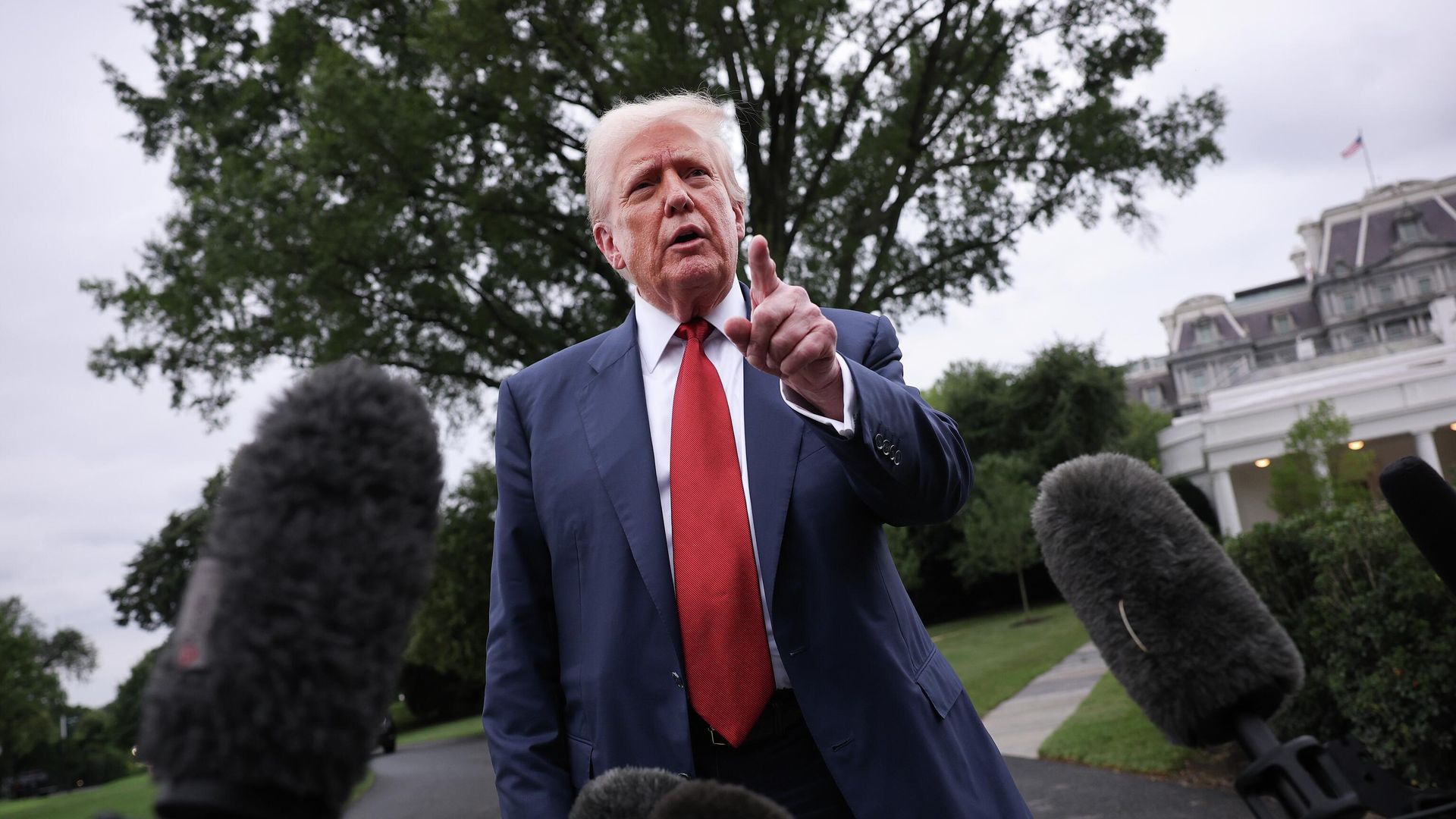 Президент США Дональд Трамп беседует с журналистами на Южной лужайке Белого дома. 1 августа 2025 - РИА Новости, 1920, 02.08.2025
