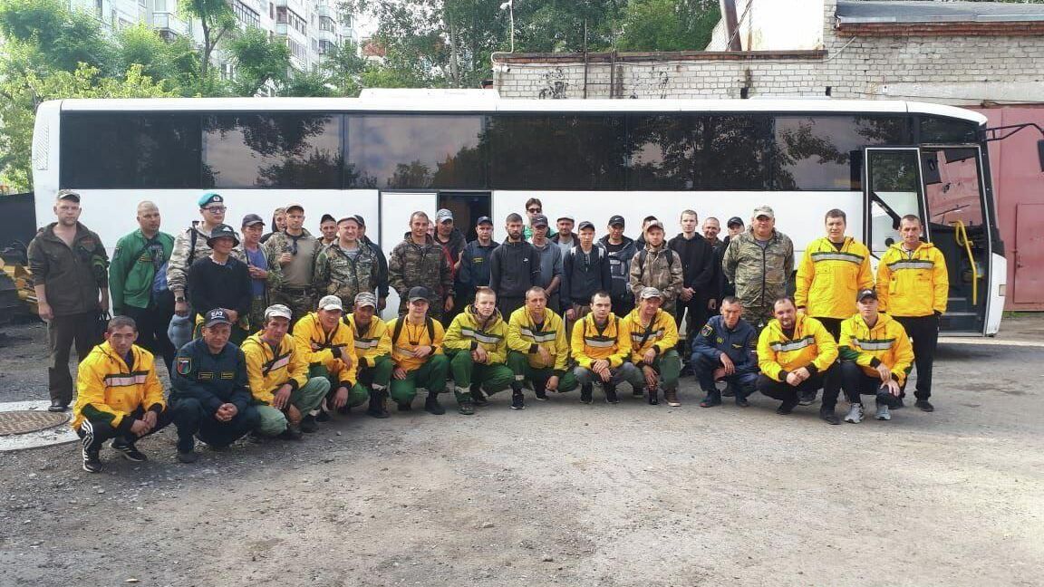 Пожарные-десантники Тюменской авиабазы перед отправкой в Карелию Пожарные-десантники Тюменской авиабазы перед отправкой в Карелию - РИА Новости, 1920, 02.08.2025