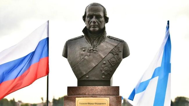 Памятник адмиралу Федору Ушакову на набережной Волги в Ярославле