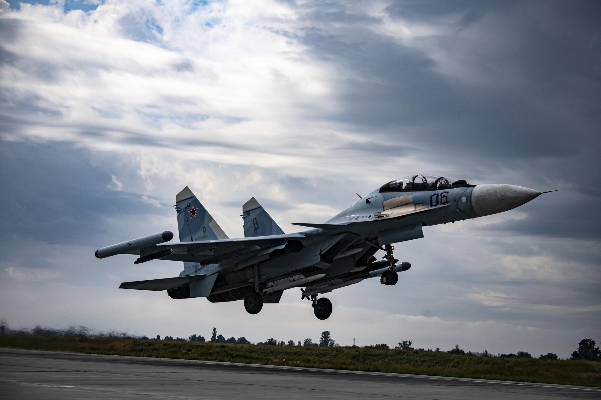 Многоцелевой истребитель Су-30СМ ВКС России в зоне проведения спецоперации Многоцелевой истребитель Су-30СМ ВКС России в зоне проведения спецоперации - РИА Новости, 1920, 14.07.2026