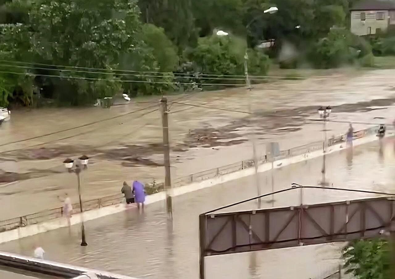 Подтопления на улицах в результате подъема уровня воды в реке Дефань в Туапсинском районе Краснодарского края Подтопления на улицах в результате подъема уровня воды в реке Дефань в Туапсинском районе Краснодарского края - РИА Новости, 1920, 03.08.2025