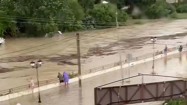 Подтопления на улицах в результате подъема уровня воды в реке Дефань в Туапсинском районе Краснодарского края