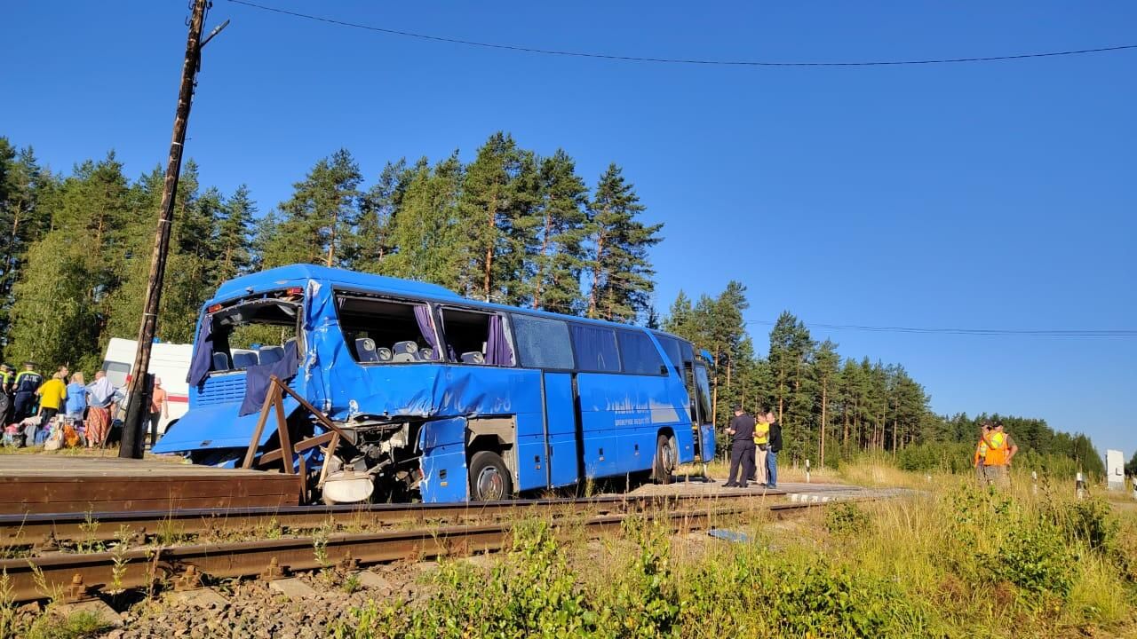 На месте столкновения поезда с автобусом в Ленинградской области На месте столкновения поезда с автобусом в Ленинградской области - РИА Новости, 1920, 04.08.2025