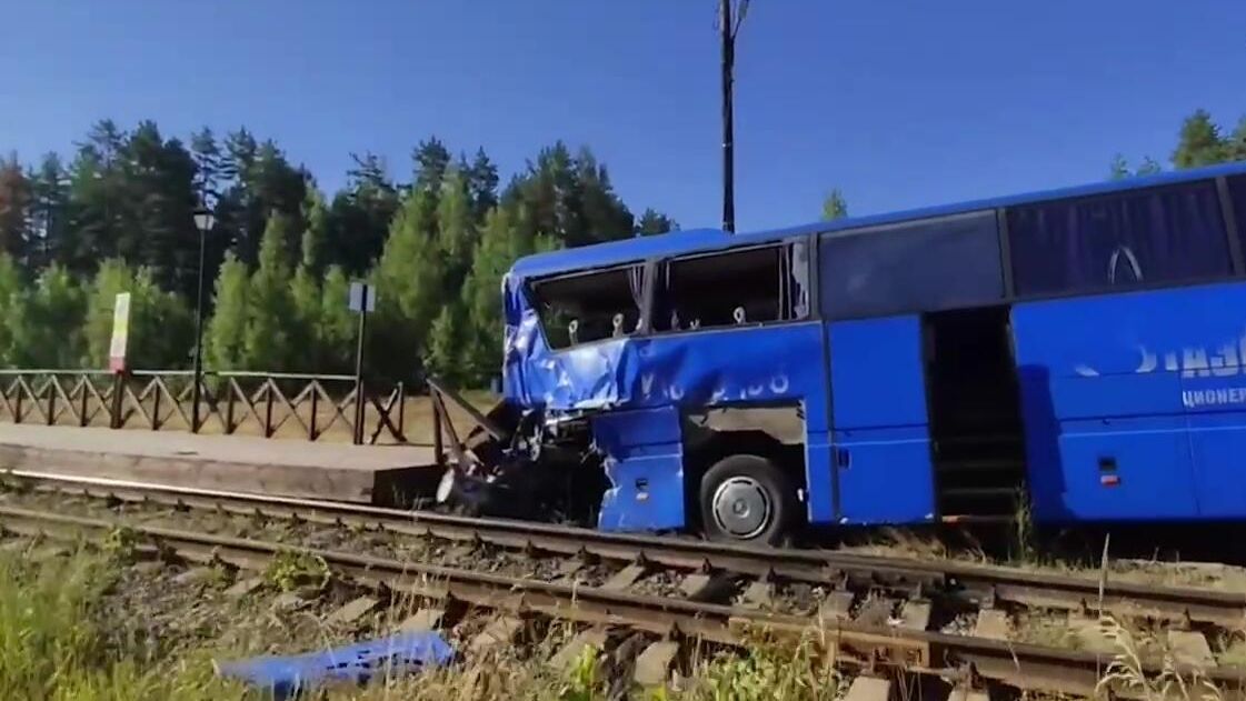 Грузовой поезд столкнулся с автобусом с туристами на железнодорожном переезде перегона Олонец - Лодейное Поле в Ленинградской области Грузовой поезд столкнулся с автобусом с туристами на железнодорожном переезде перегона Олонец - Лодейное Поле в Ленинградской области - РИА Новости, 1920, 04.08.2025