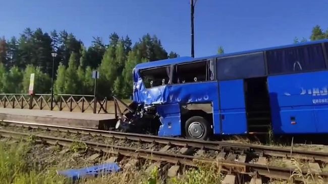Грузовой поезд столкнулся с автобусом с туристами на железнодорожном переезде перегона Олонец - Лодейное Поле в Ленинградской области